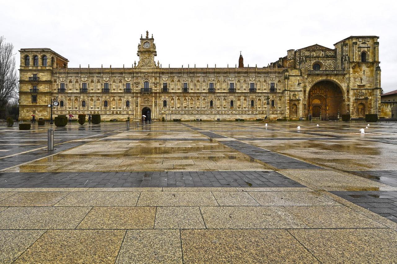Parador De Turismo De Леон Экстерьер фото The Plaza Mayor