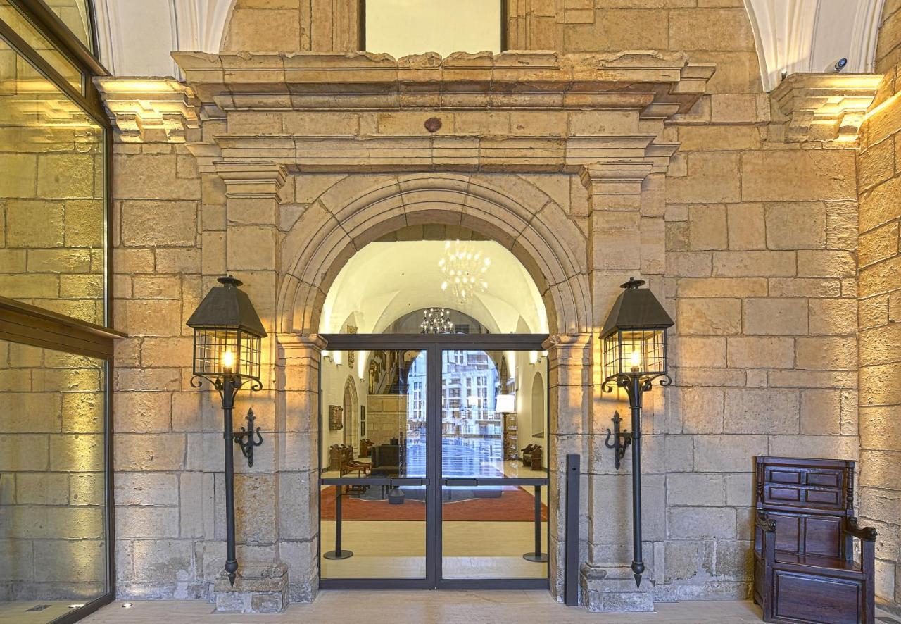 Parador De Turismo De Леон Экстерьер фото Entrance to the hotel