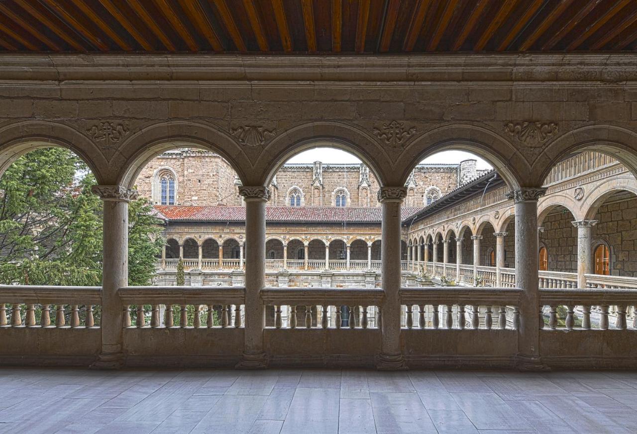 Parador De Turismo De Леон Экстерьер фото The cloister of the University of Valencia
