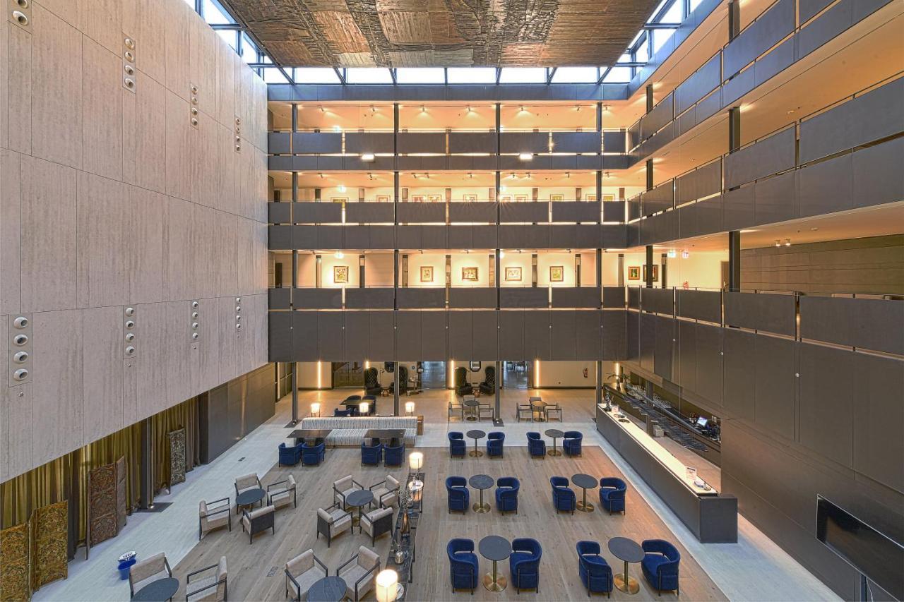 Parador De Turismo De Леон Экстерьер фото The atrium of the new building